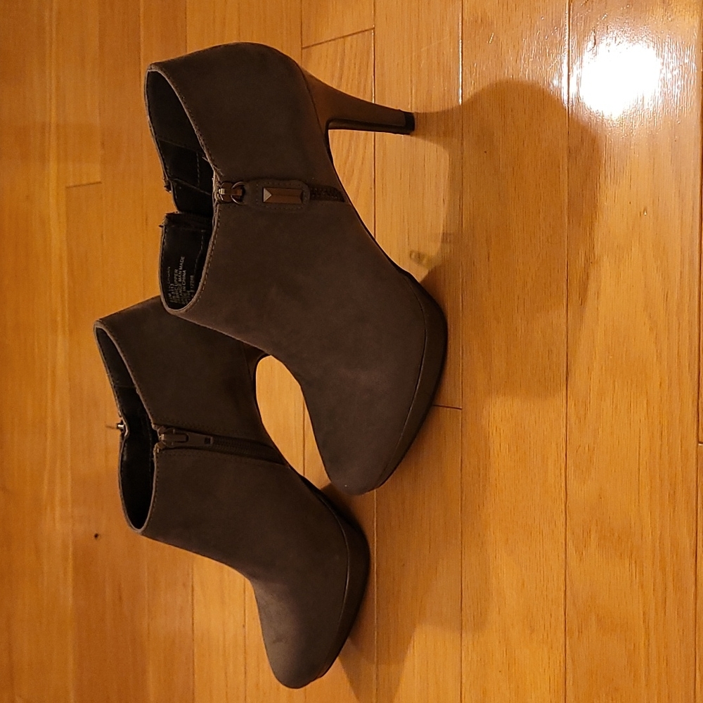 Liz Claiborne Grey ankle boots